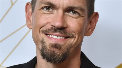 The Real Reason Steve Howey Came Out As Gay, Even Though。